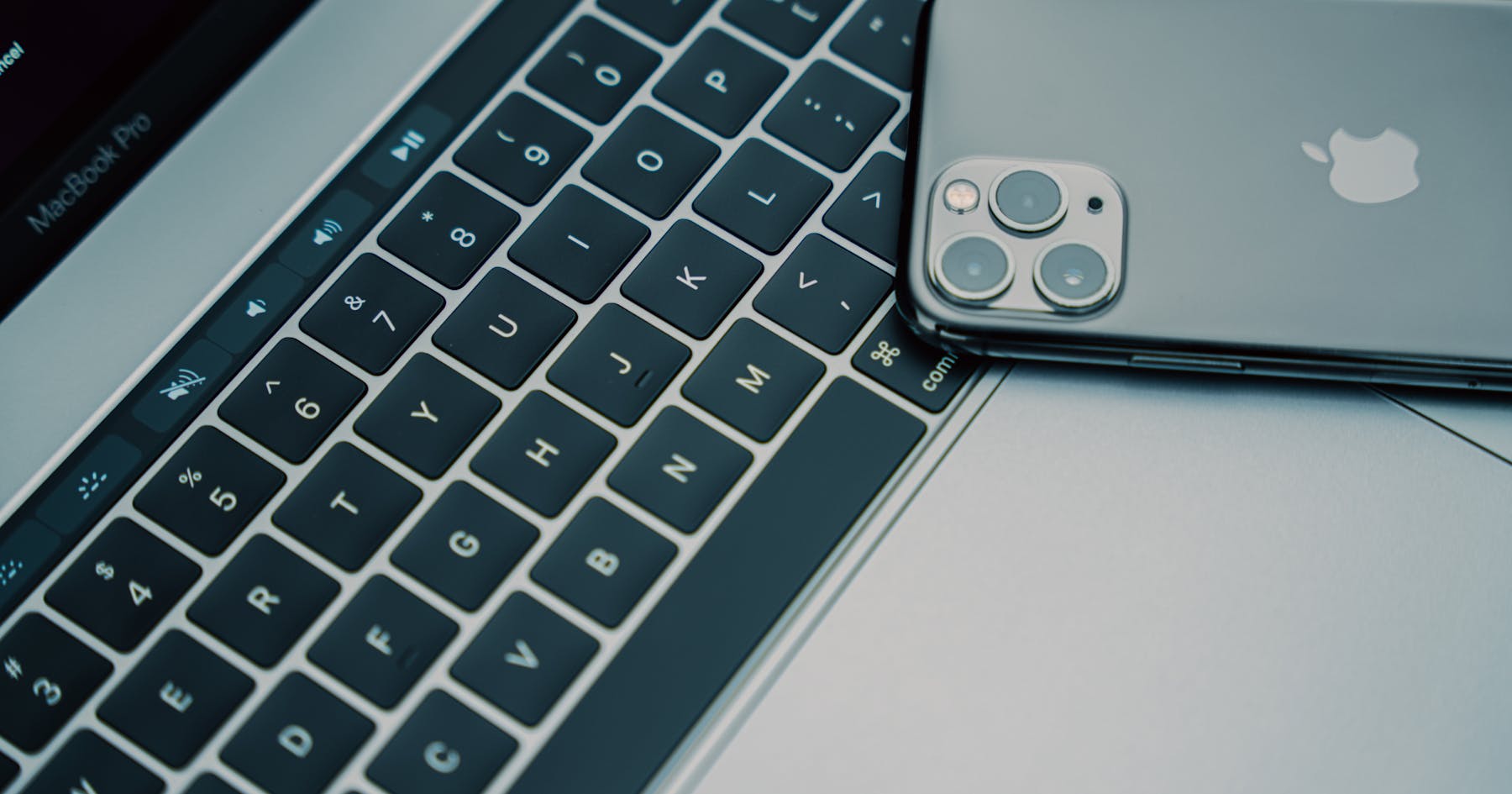 MacBook 위 iPhone과 원격 Xcode 개발 환경을 상징하는 iOS 앱 빌드 커버 이미지